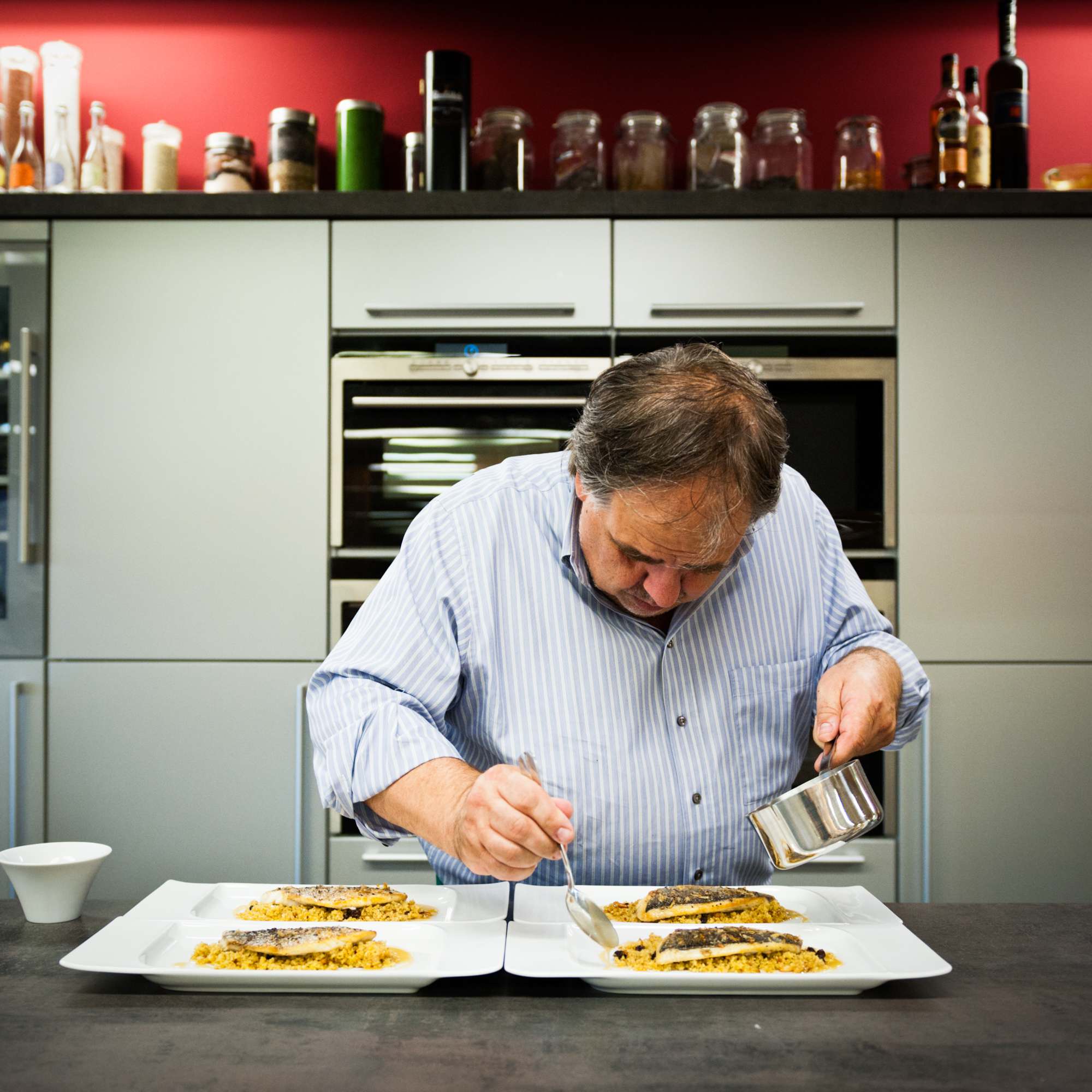 Ein Teller von Ingo Holland: Dorade mit Honig, Jasminblüten und Piment auf Pinien-Couscous und Rosenessig-Glace