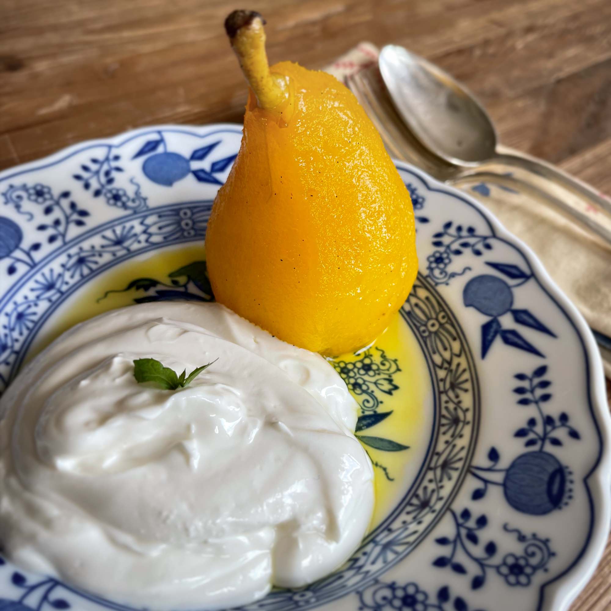 Pochierte Safranbirnen mit griechischem Joghurt