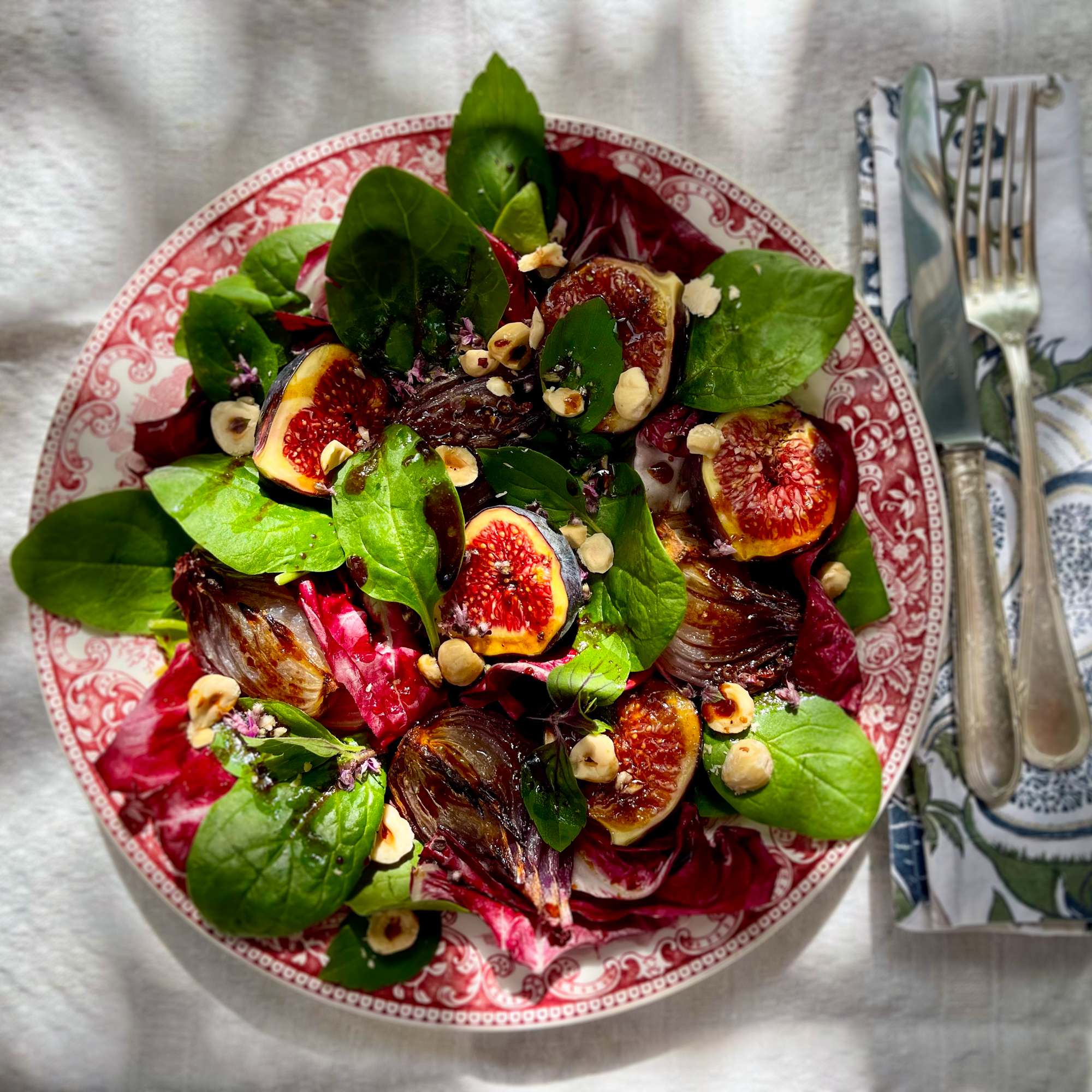 Feigensalat mit Salatgrün, Haselnüssen und roten Ofenzwiebeln