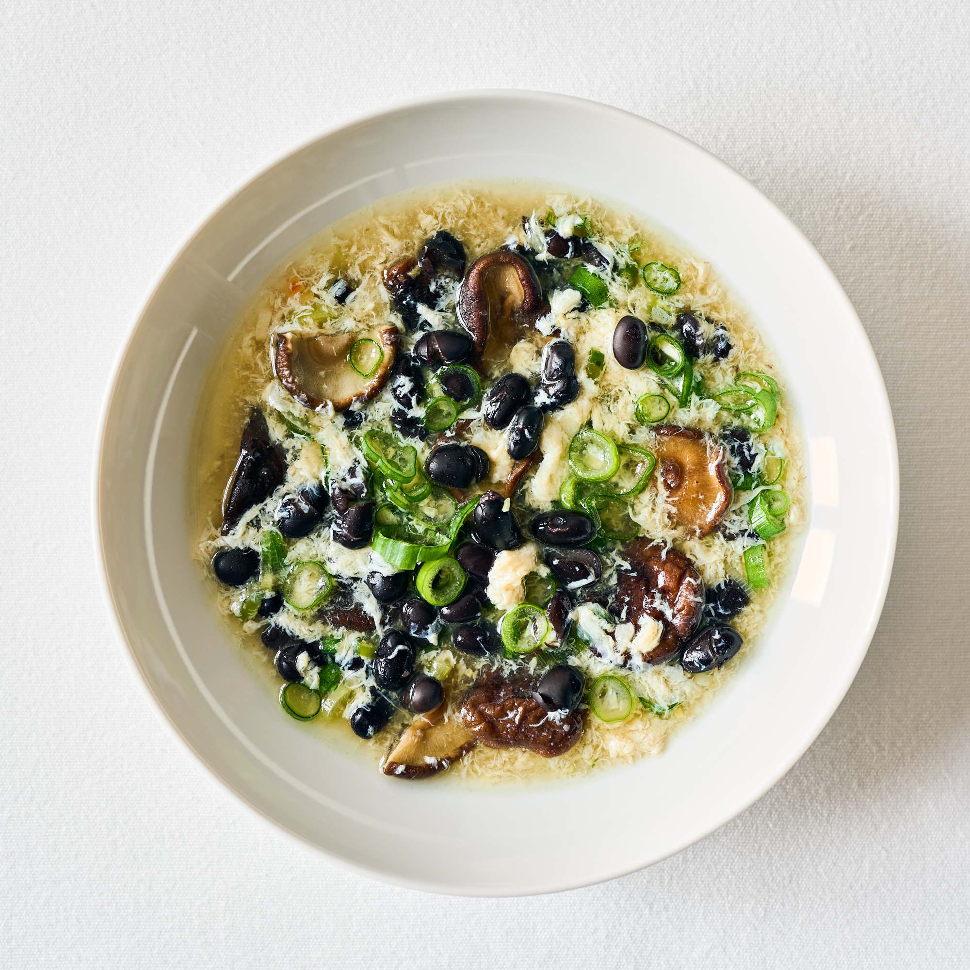 Eiersuppe mit schwarzen Bohnen