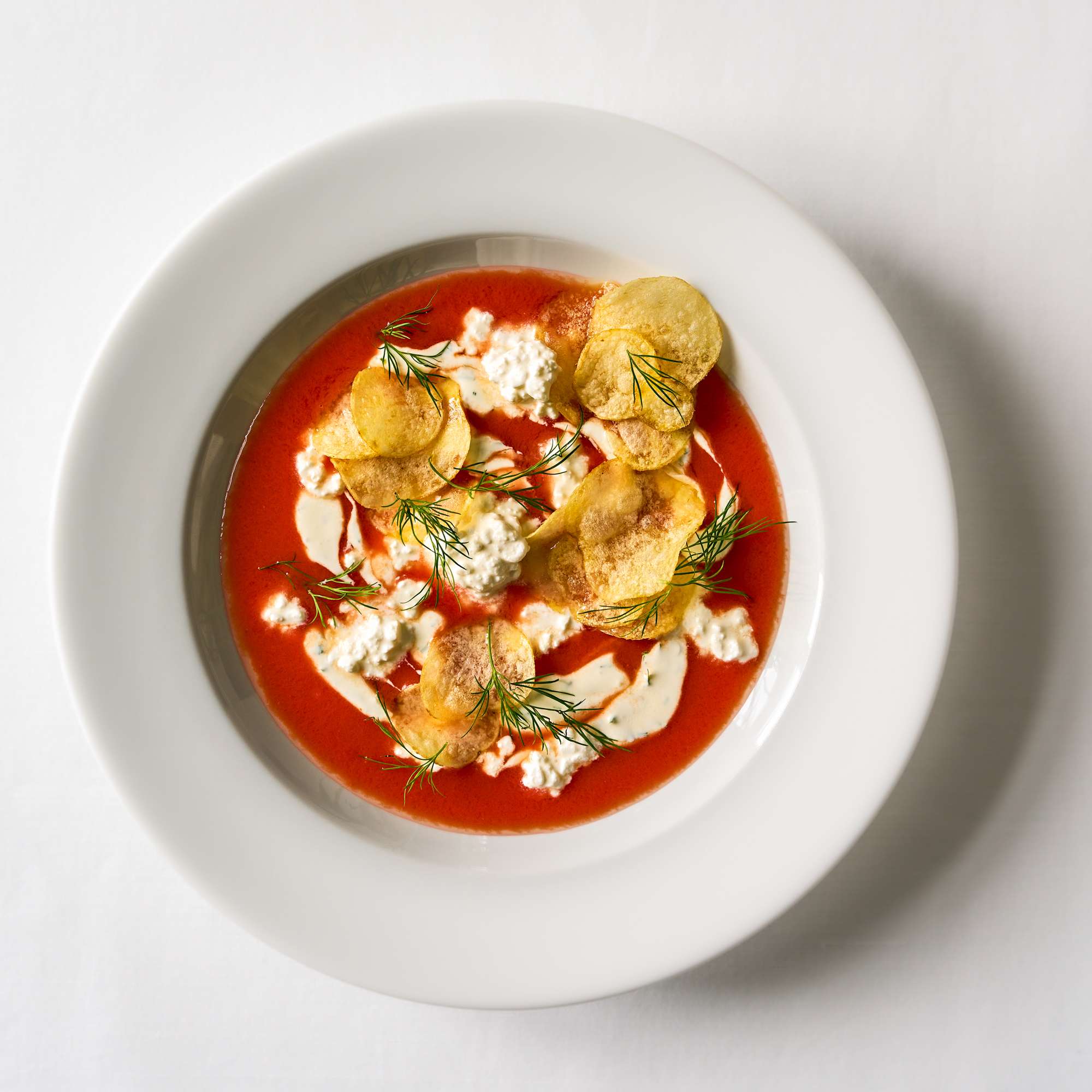 (Kühle) Tomatensuppe mit Dill-Sauerrahm