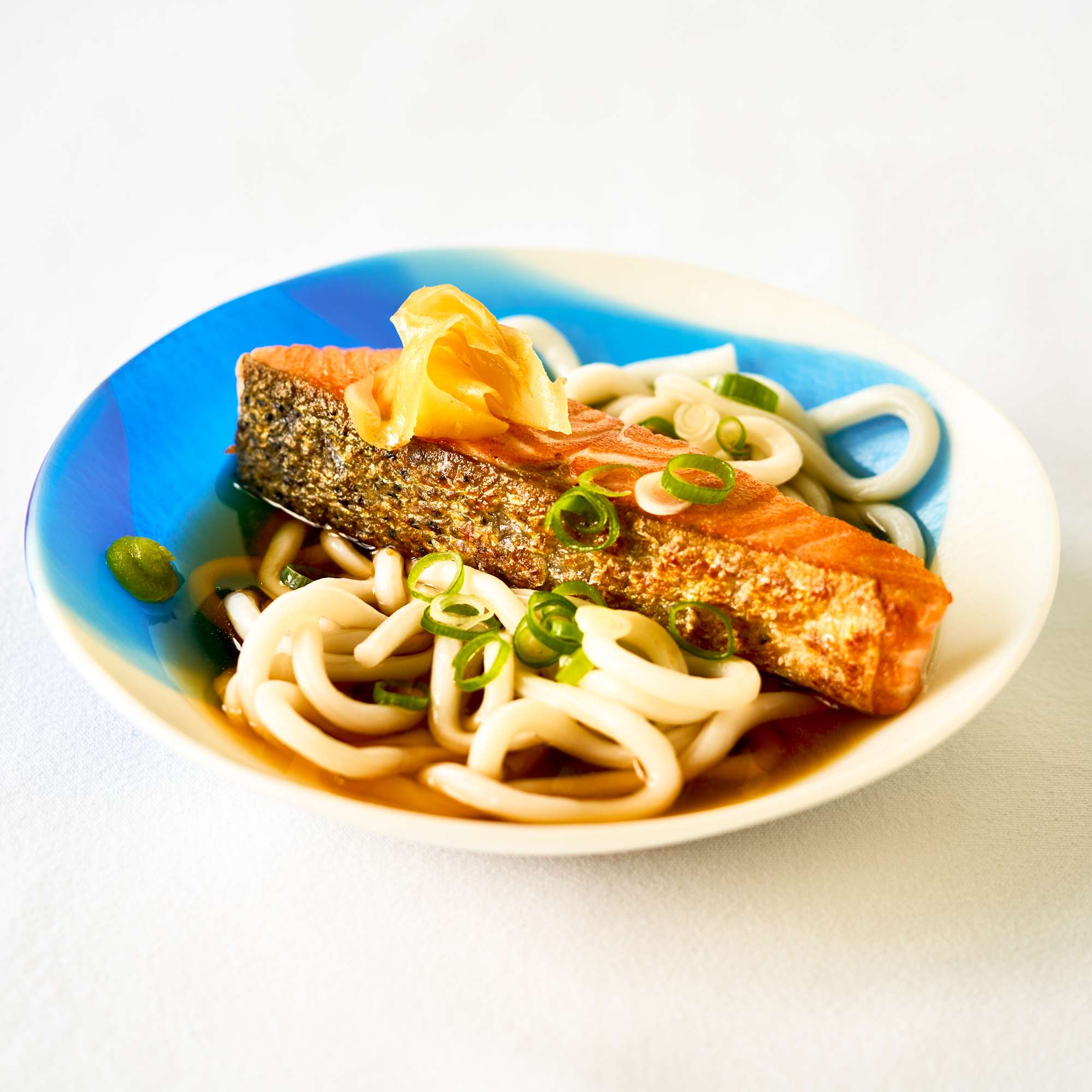 Udon-Nudeln mit gebratenem Lachs in Schwarzbrot-»Dashi«