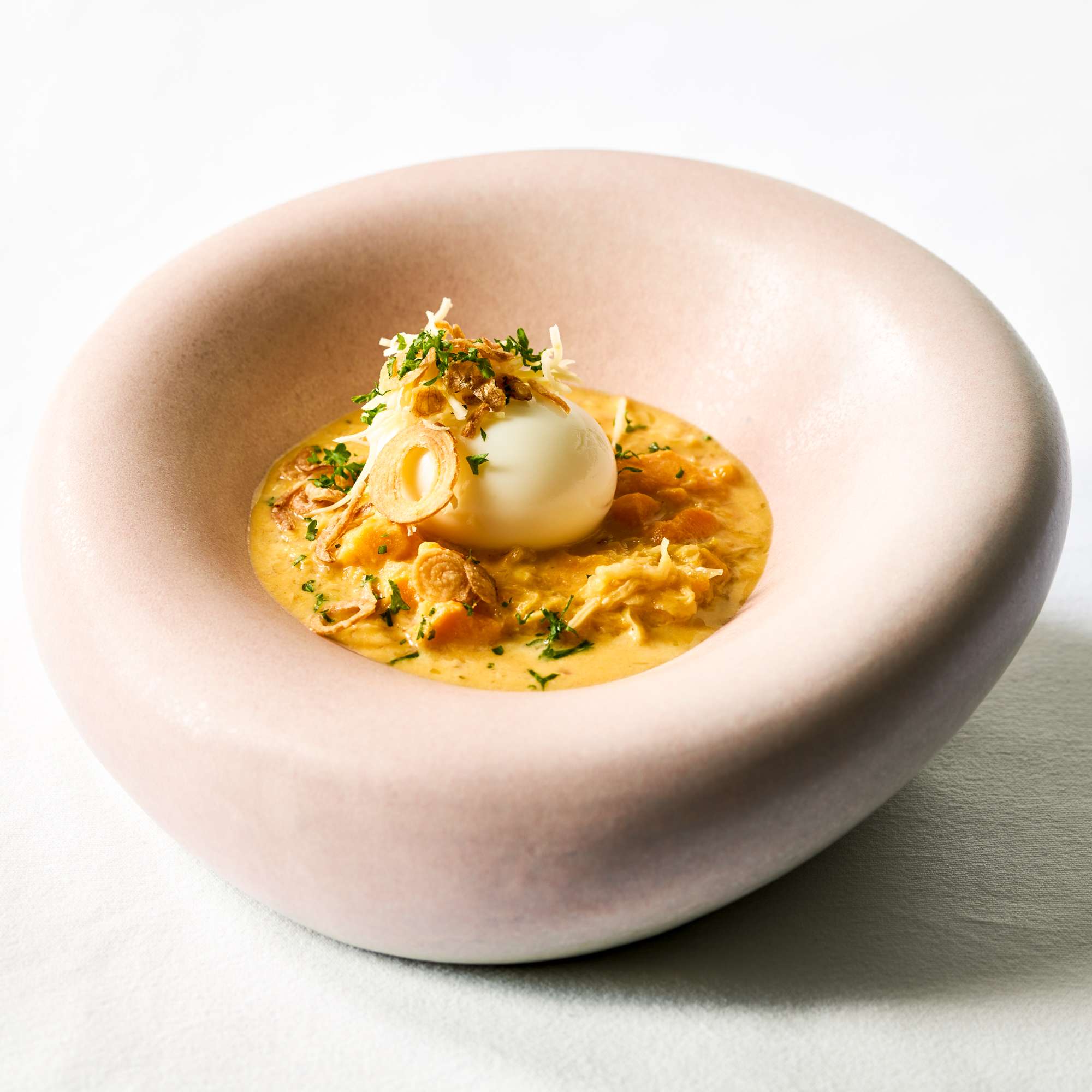 Süßkartoffel-Sauerkraut-Suppe mit Meerrettich und wachsweichem Ei