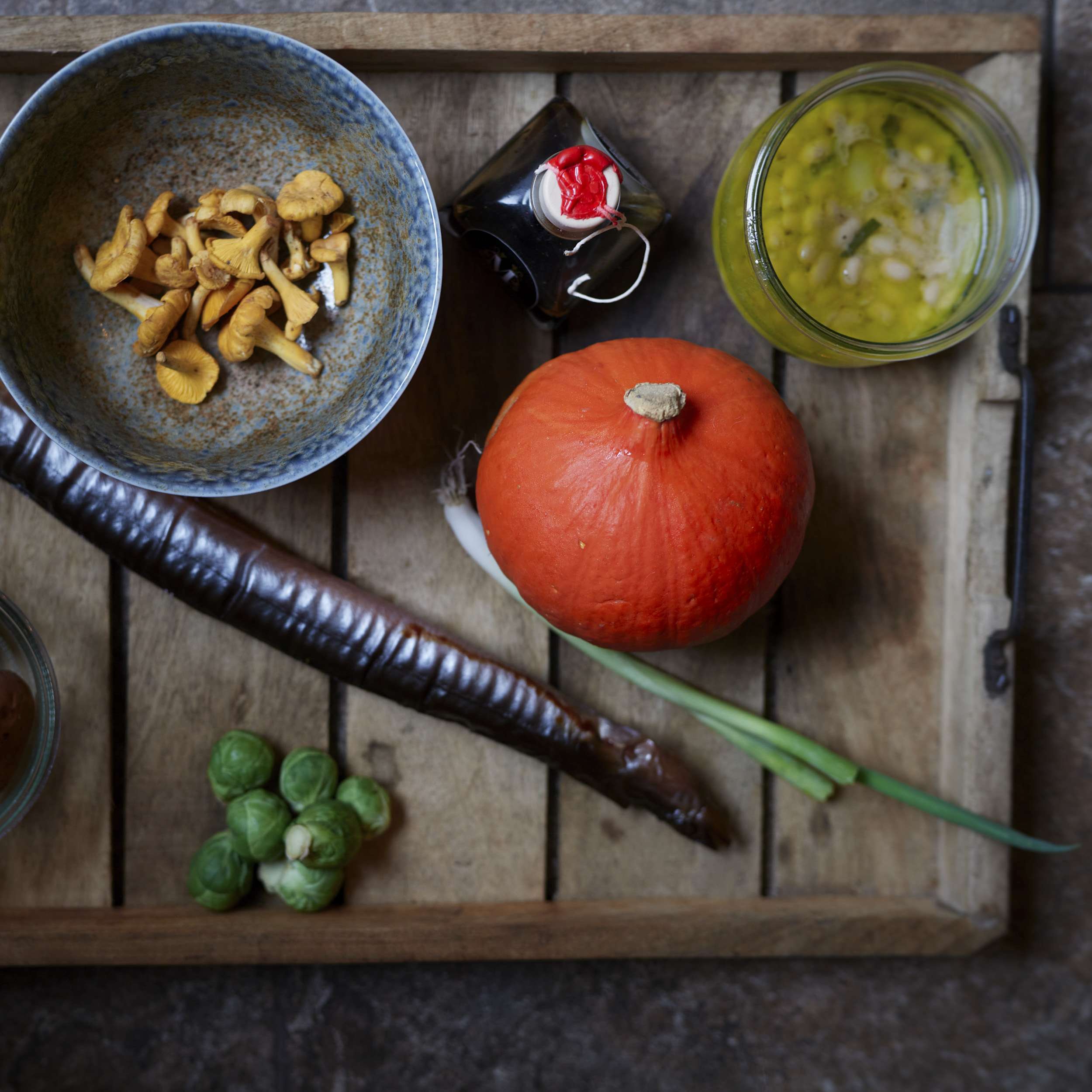 Ein Teller von Moritz Crone-Rawe: Bohnen, Kürbis, Pilze und Aal