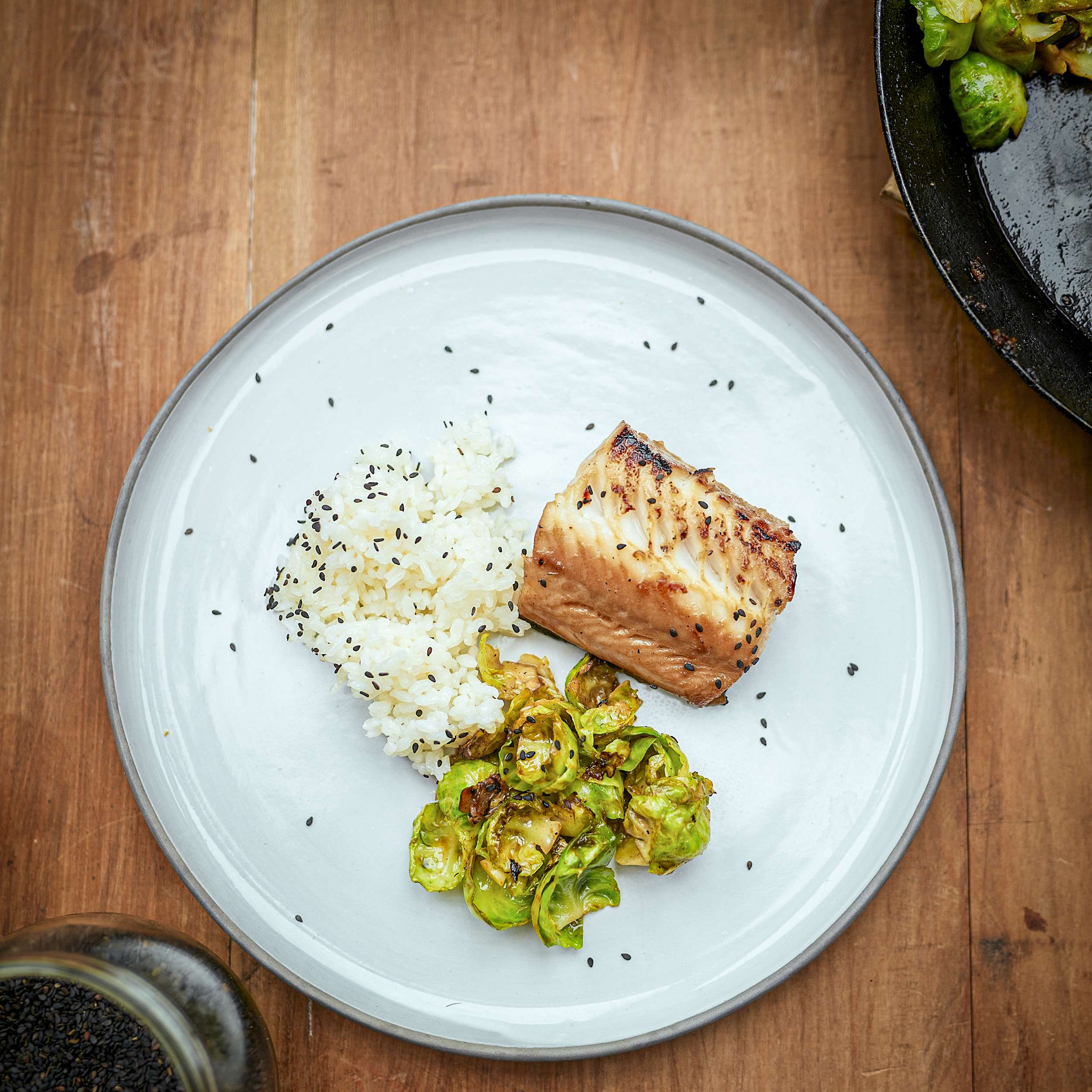 In Miso marinierter Black Cod mit Rosenkohlblättern