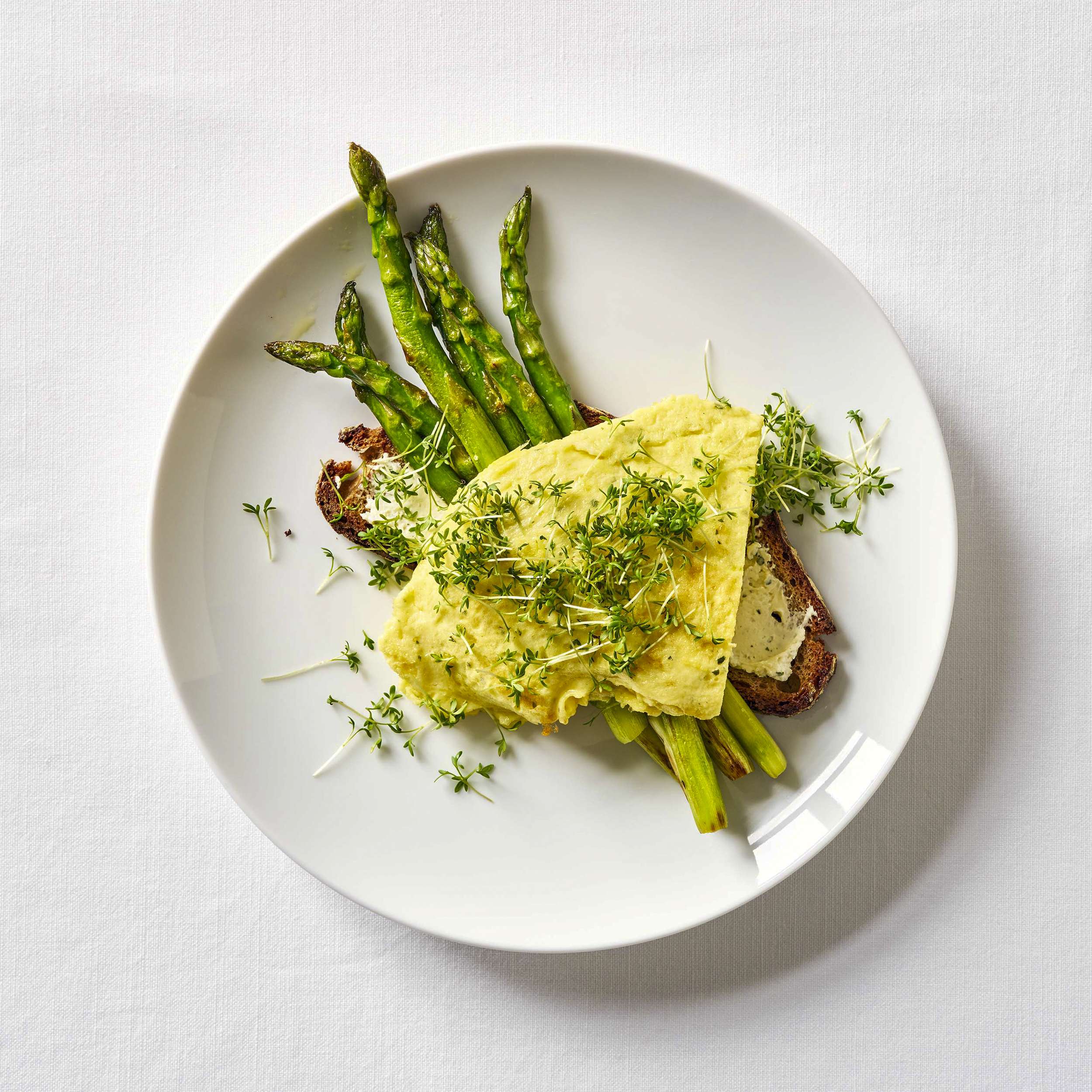 French Omelette mit grünem Spargel