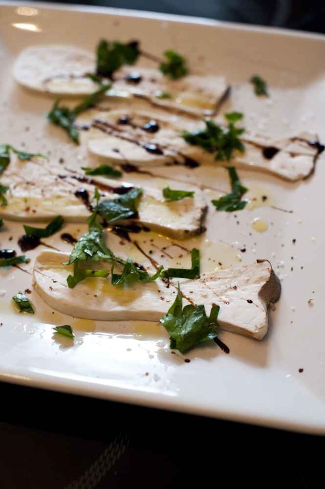 Die Steinpilzscheiben werden mit Olivenöl, Zitronensaft und Crema di Balsamico angemacht und mit Petersilie bestreut