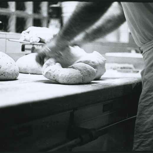 Laibhaftige Arbeit am Teig: manuelles Kneten Anfang der Neunzigerjahre
