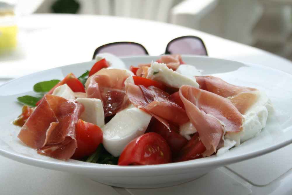 Der_Klassiker__Caprese__Rucola__Parm Rechteinhaber: selbst erstellt, Lizenzvereinbarung: Creative Commons Attribution 2.0 Germany License