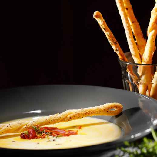 Parmesanschaumsuppe mit Schinkenchips und Haselnuss-Grissini · Effilee