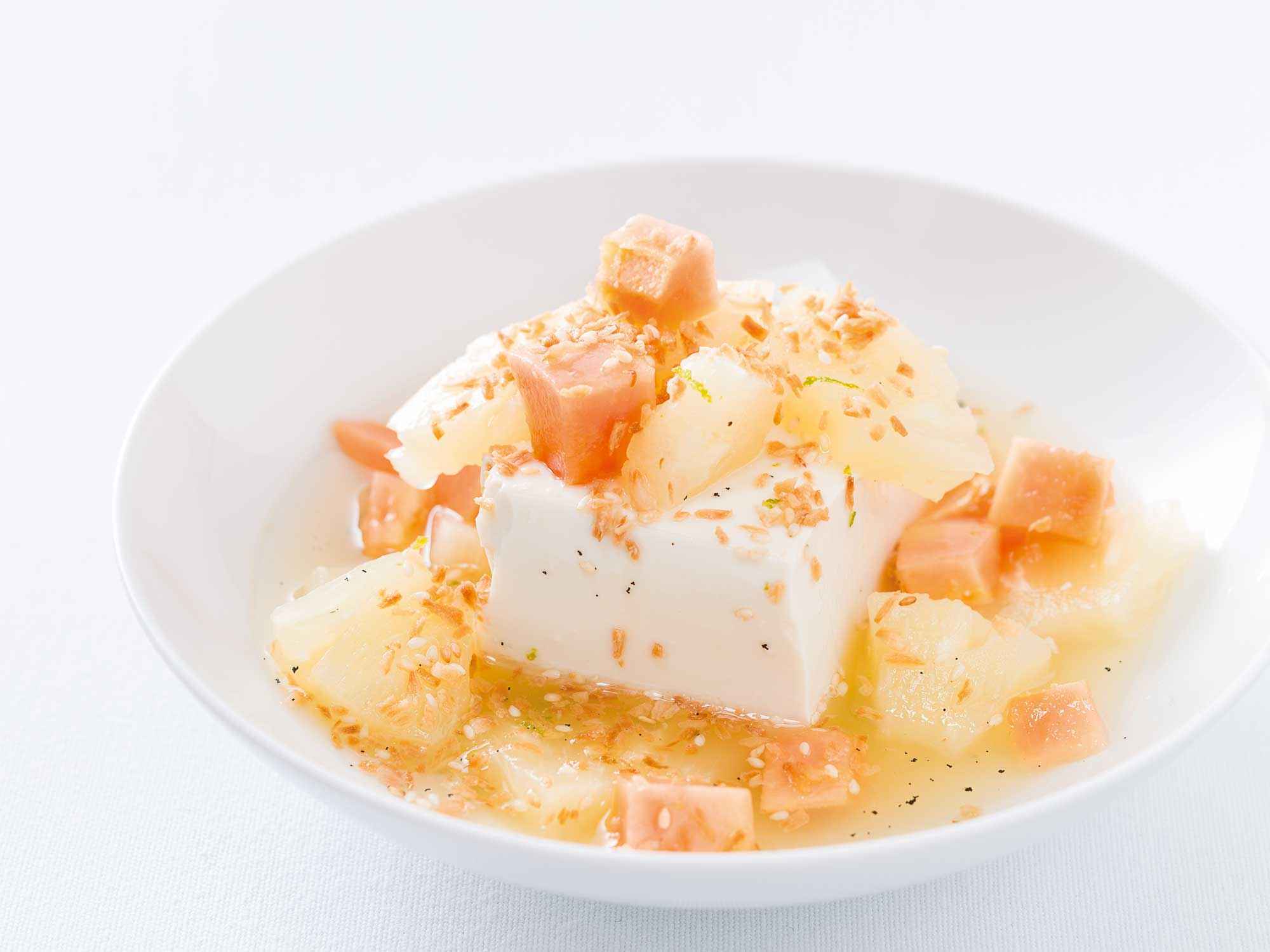 Seidentofu mit Ingwer-Honig-Sirup und Früchten